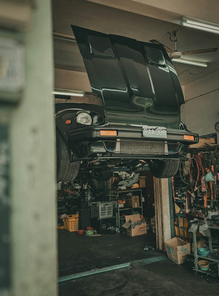 Voiture levée sur un pont dans l’atelier