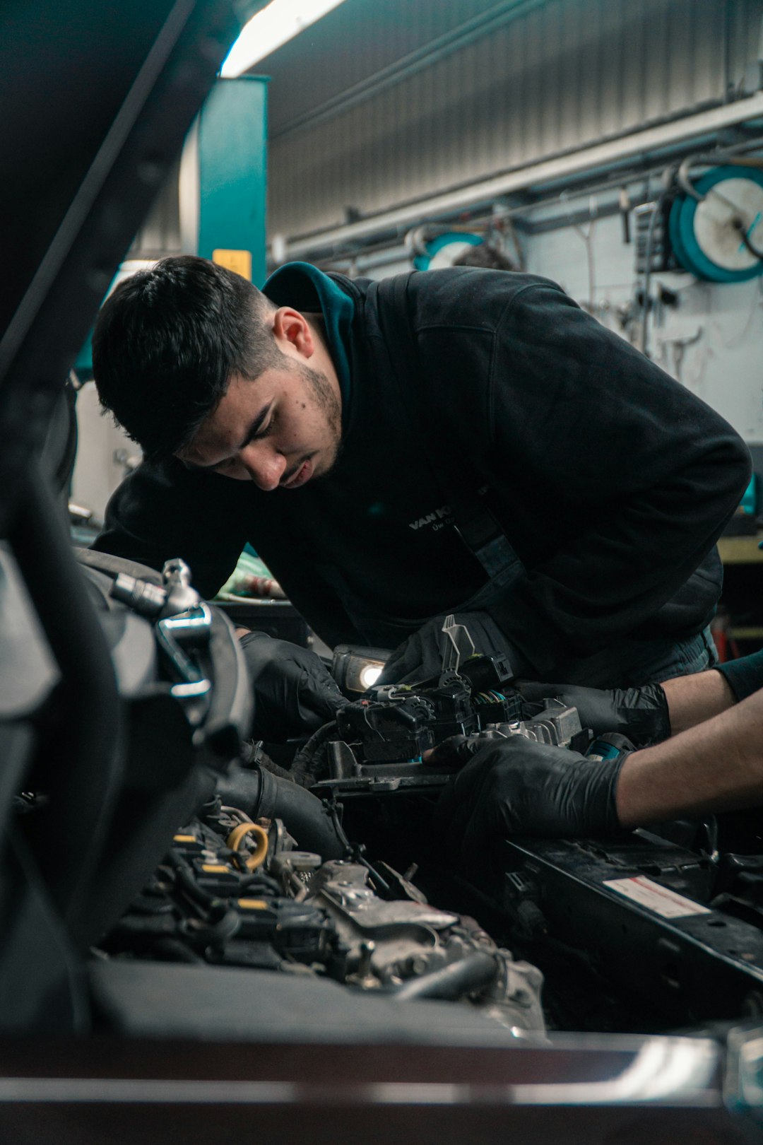 Mécanicien concentré sur un moteur