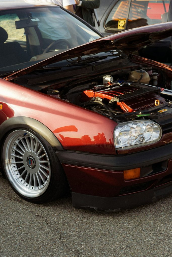 Voiture capot ouvert sur le moteur