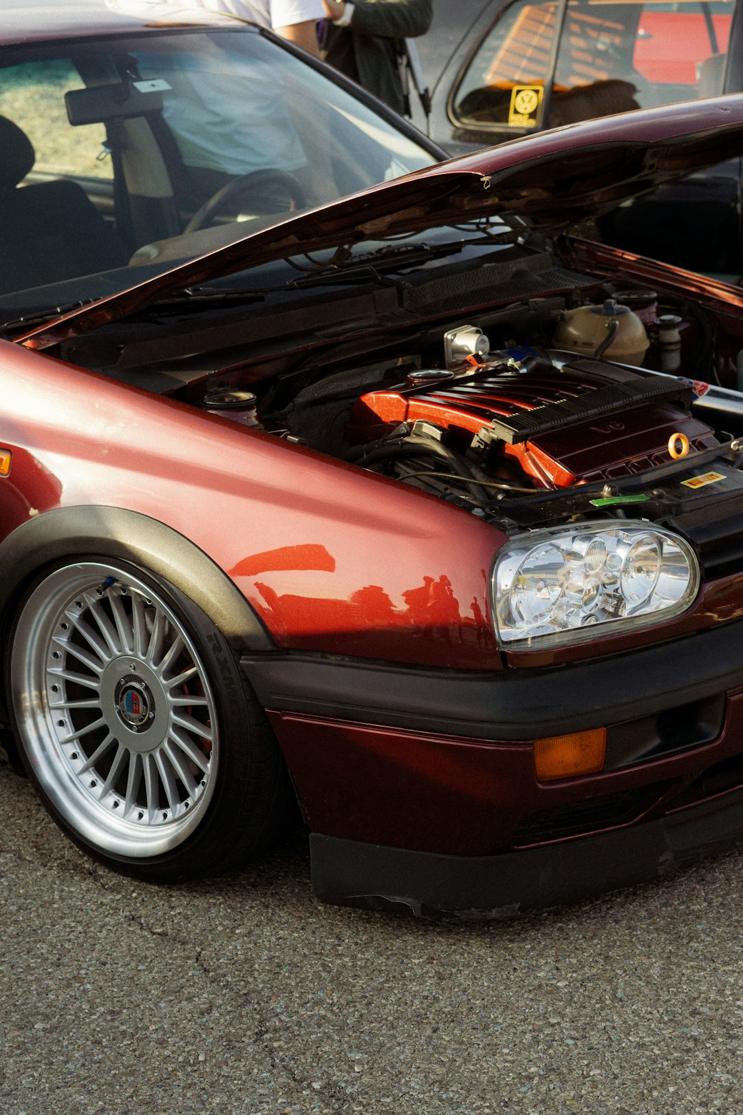 Voiture capot ouvert sur le moteur